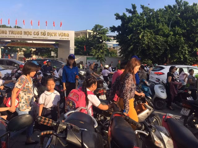 Đoàn thanh niên và lực lượng công an chống ùn tắc tại cổng trường