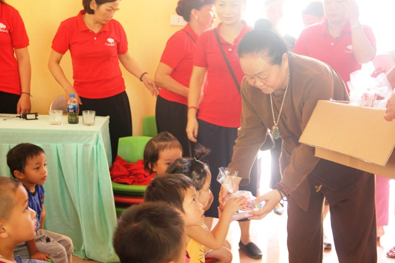 Trưởng đoàn từ thiện trao quà cho các cháu trường Mầm non Thanh Xuân.