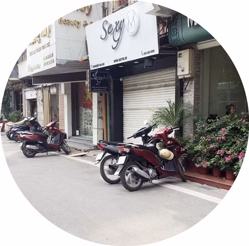 Cảnh để xe máy trên phố Nguyễn Thái Học