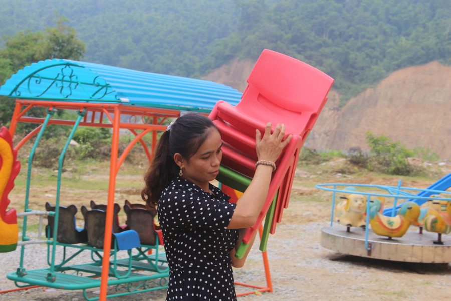 Đoàn từ thiện cũng đã đưa về hàng trăm chiếc ghế nhựa cho học sinh.