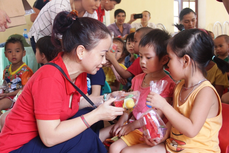 Học sinh trường Mầm non Thanh Xuân nhận quà từ thành viên đoàn từ thiện.