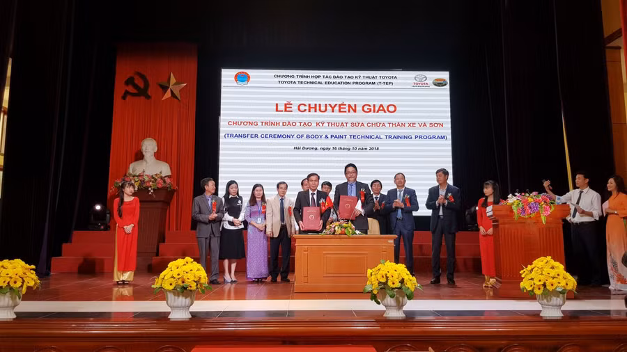 Lễ ký kết chuyển giao