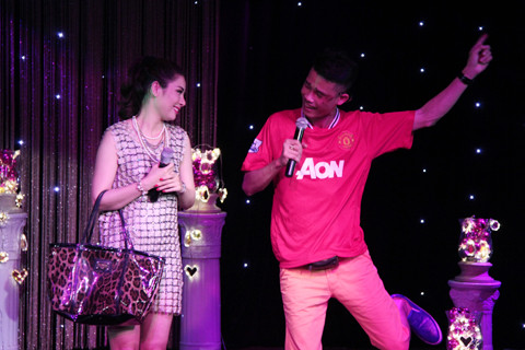 Hiệp gà và Lưu Kỳ Hương tung hứng trong một tiểu phẩm. Hiệp gà và Lưu Kỳ Hương tung hứng trong một tiểu phẩm.