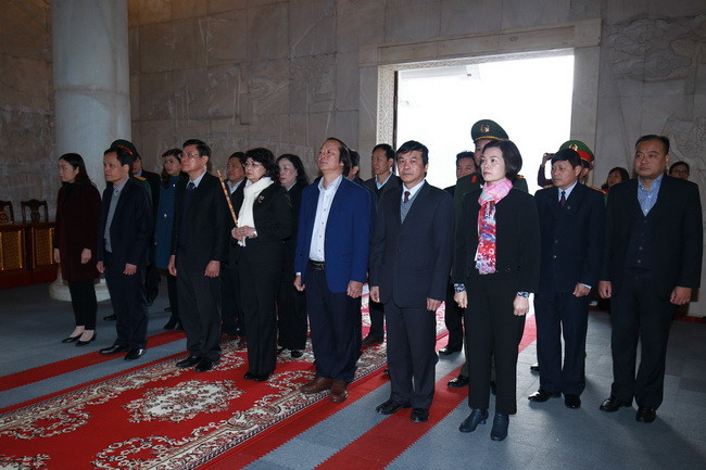 Bà Đặng Thị Ngọc Thịnh – Ủy viên Ban Chấp hành Trung ương Đảng, Phó Chủ tịch nước Cộng hòa Xã hội Chủ nghĩa Việt Nam cùng các Đại biểu dâng hương tại Đền thờ Bác Hồ thuộc Khu di tích Quốc gia đặc biệt Pác Bó, tỉnh Cao Bằng Bà Đặng Thị Ngọc Thịnh – Ủy viên Ban Chấp hành Trung ương Đảng, Phó Chủ tịch nước Cộng hòa Xã hội Chủ nghĩa Việt Nam cùng các Đại biểu dâng hương tại Đền thờ Bác Hồ thuộc Khu di tích Quốc gia đặc biệt Pác Bó, tỉnh Cao Bằng