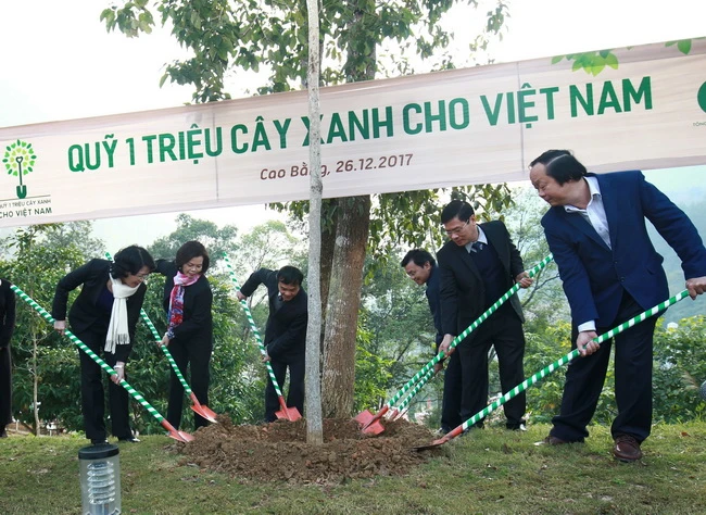  Bà Đặng Thị Ngọc Thịnh – Ủy viên Ban Chấp hành Trung ương Đảng, Phó Chủ tịch nước Cộng hòa Xã hội Chủ nghĩa Việt Nam cùng các Đại biểu trồng cây tại Khu di tích Quốc gia đặc biệt Pác Bó, tỉnh Cao Bằng