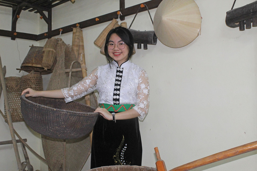 Nữ sinh dân tộc Thái Lê Hà Chinh, lớp 11E. Ảnh: LT. Nữ sinh dân tộc Thái Lê Hà Chinh, lớp 11E. Ảnh: LT.