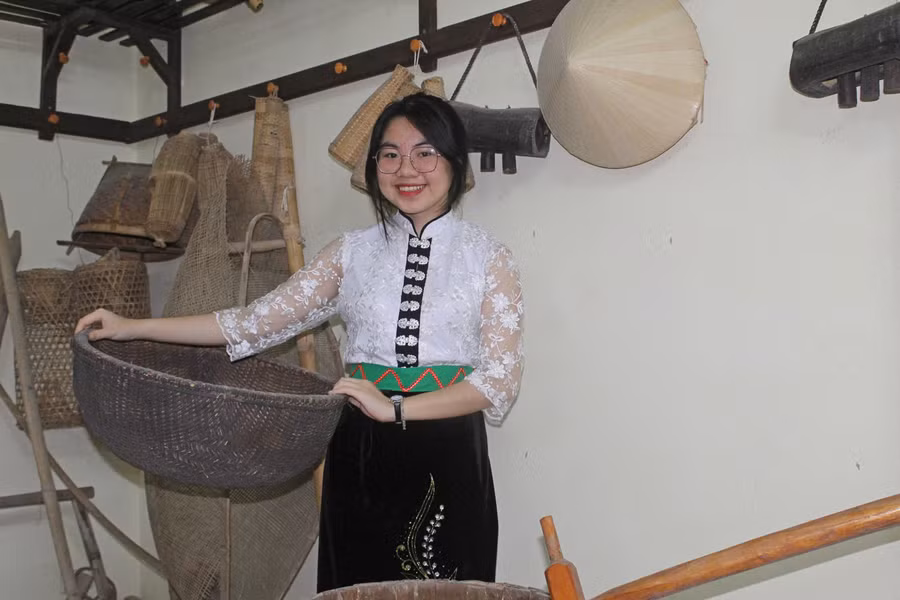 Nữ sinh dân tộc Thái Lê Hà Chinh, lớp 11E. Ảnh: LT. Nữ sinh dân tộc Thái Lê Hà Chinh, lớp 11E. Ảnh: LT.