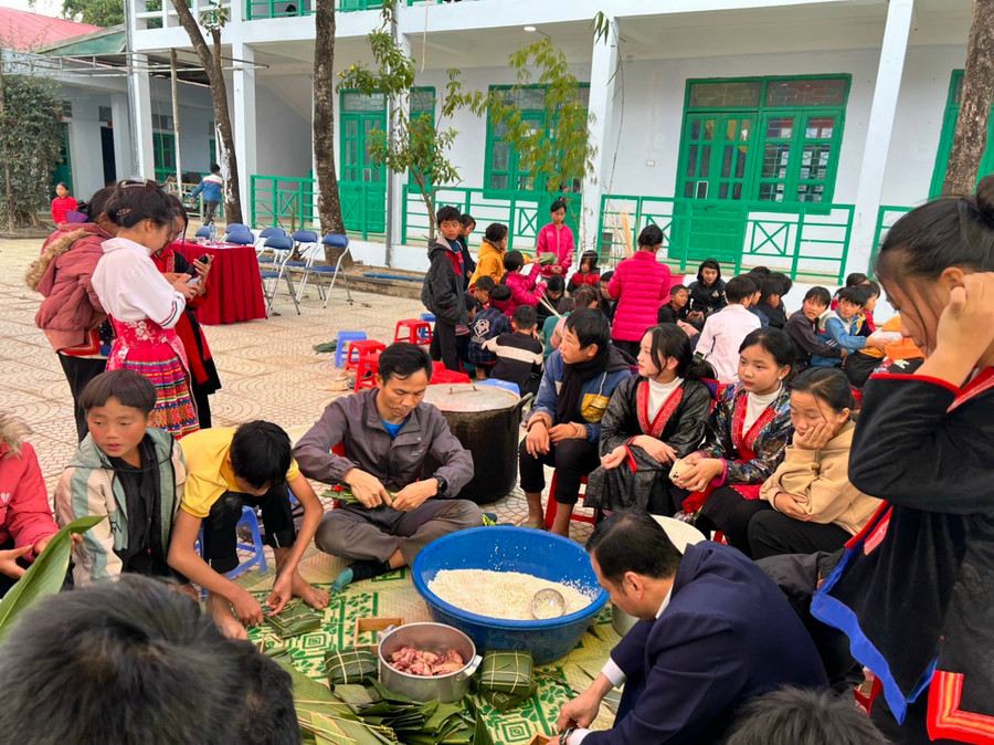 Thầy trò Trường PTDTBT THCS Trung Thu, huyện Tủa Chùa cùng gói bánh chưng trong hoạt động trải nghiệm "Ngày hội bánh chưng xanh".