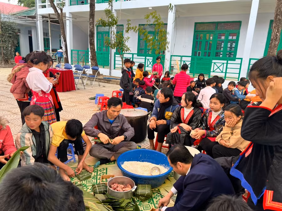 Thầy trò Trường PTDTBT THCS Trung Thu, huyện Tủa Chùa cùng gói bánh chưng trong hoạt động trải nghiệm "Ngày hội bánh chưng xanh".