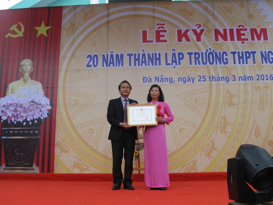 Giám đốc Sở GD&ĐT Đà Nẵng trao tặng Bằng khen của Bộ GD&ĐT cho Hiệu trưởng trường THPT Nguyễn Hiền. 
