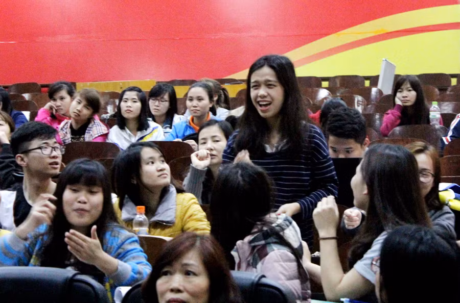 Các em học sinh khiếm thính hăng hái tham gia buổi tọa đàm