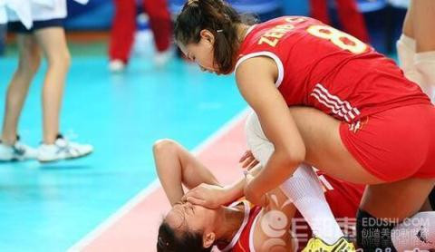 Vận động viên bóng chuyền con sinh trên sân đấu