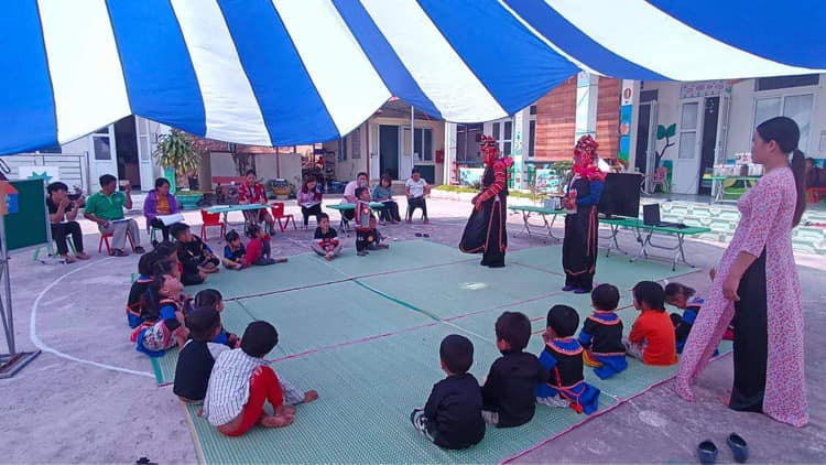 Trường Mầm non xã Thu Lũm thường xuyên mời các nghệ nhân về dạy những điệu múa dân gian truyền thống của dân tộc cho trẻ. Trường Mầm non xã Thu Lũm thường xuyên mời các nghệ nhân về dạy những điệu múa dân gian truyền thống của dân tộc cho trẻ.