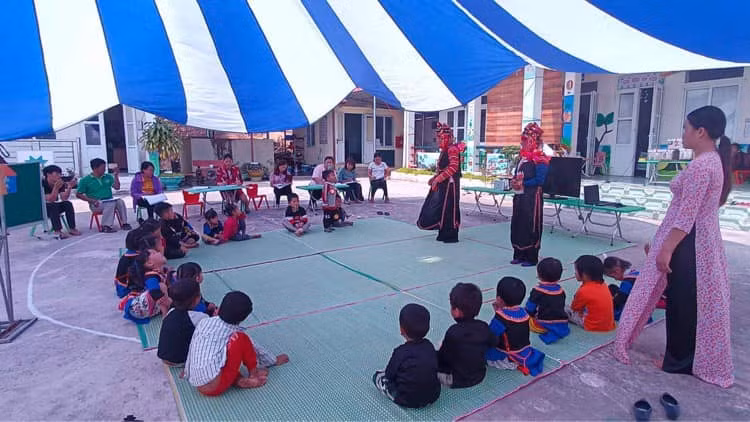 Trường Mầm non xã Thu Lũm thường xuyên mời các nghệ nhân về dạy những điệu múa dân gian truyền thống của dân tộc cho trẻ.