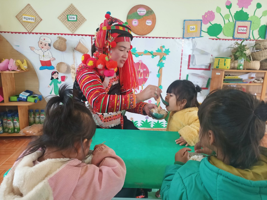 Cô Chu Thanh Nu cho trẻ ăn. Cô Chu Thanh Nu cho trẻ ăn.