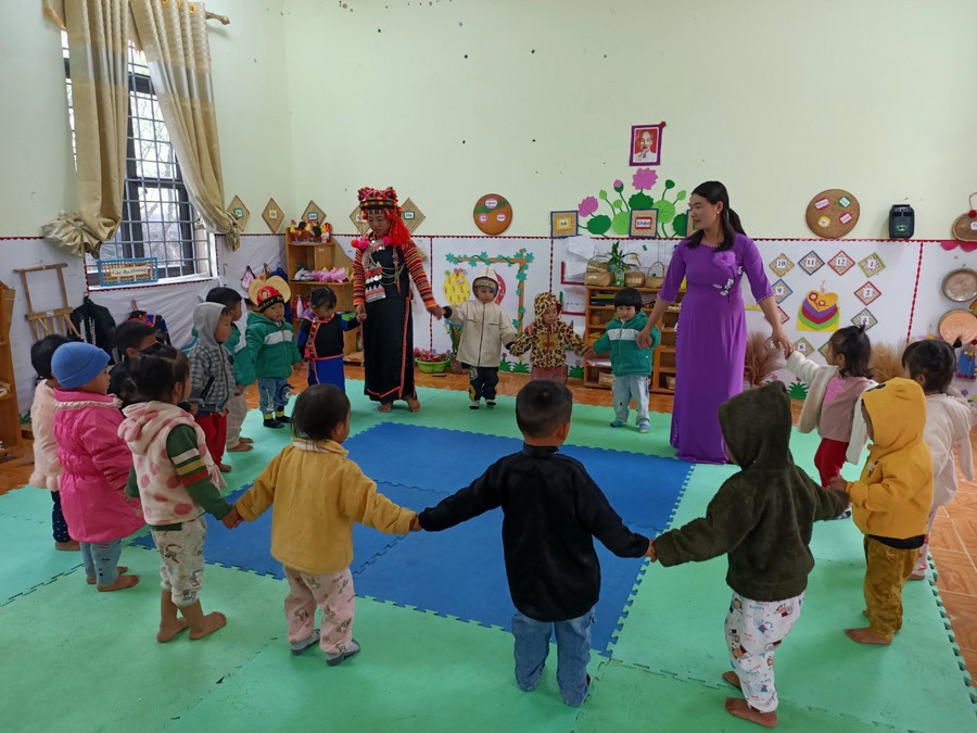 Cô Nu mong muốn trẻ nhà trẻ ở thôn bản đặc biệt khó khăn sẽ được hỗ trợ tiền học phí. Cô Nu mong muốn trẻ nhà trẻ ở thôn bản đặc biệt khó khăn sẽ được hỗ trợ tiền học phí.