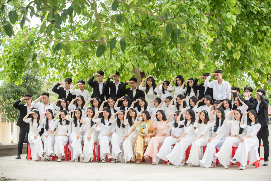 Cô Vũ Thị Tâm (áo vàng) cùng các học trò lớp 12A6, Trường THPT Thạch Thành 1. Cô Vũ Thị Tâm (áo vàng) cùng các học trò lớp 12A6, Trường THPT Thạch Thành 1.