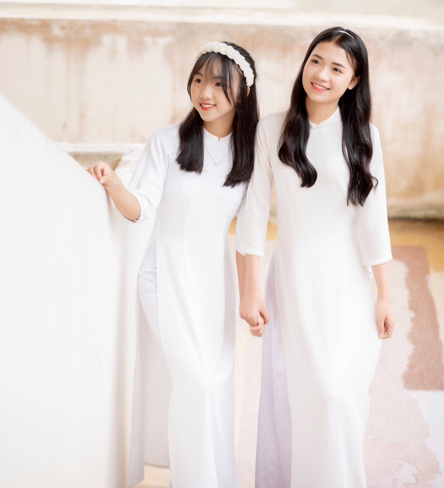 Ngọc Mai (bìa phải) và bạn cùng lớp. Ngọc Mai (bìa phải) và bạn cùng lớp.