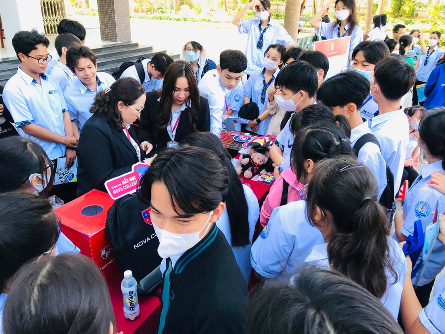 Học sinh tìm hiểu thông tin ngành nghề vào Nova College.