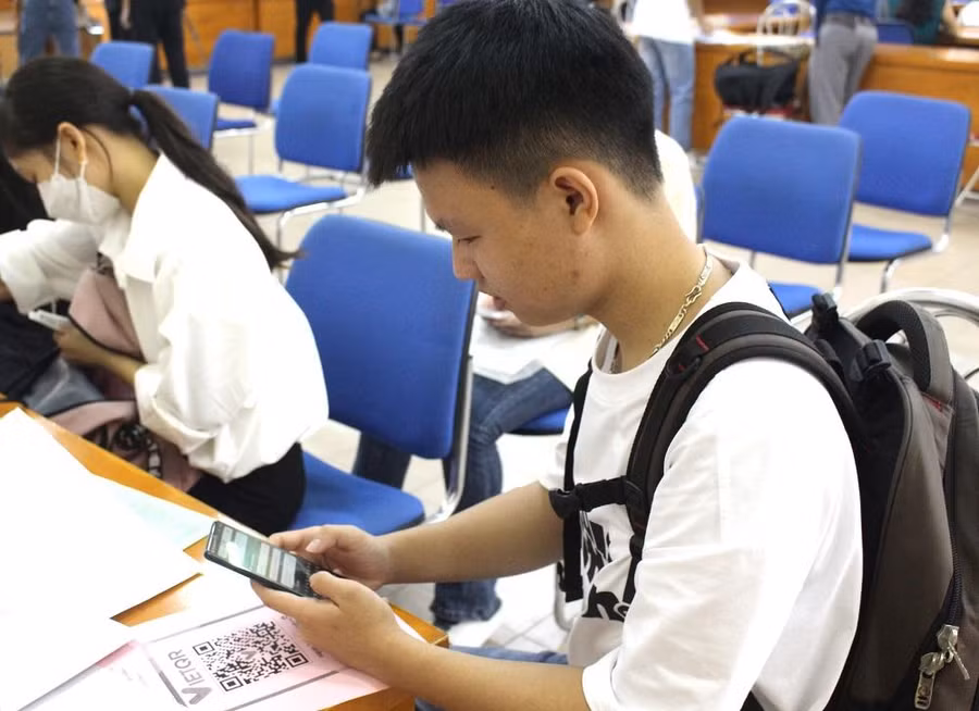 Sinh viên đăng ký thông tin bằng hình thức trực tuyến.