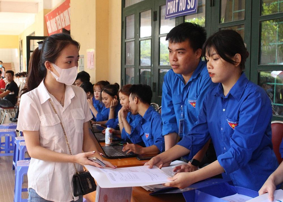 Sinh viên nhận được sự giúp đỡ, hướng dẫn nhiệt tình từ các tình nguyện viên. Sinh viên nhận được sự giúp đỡ, hướng dẫn nhiệt tình từ các tình nguyện viên.