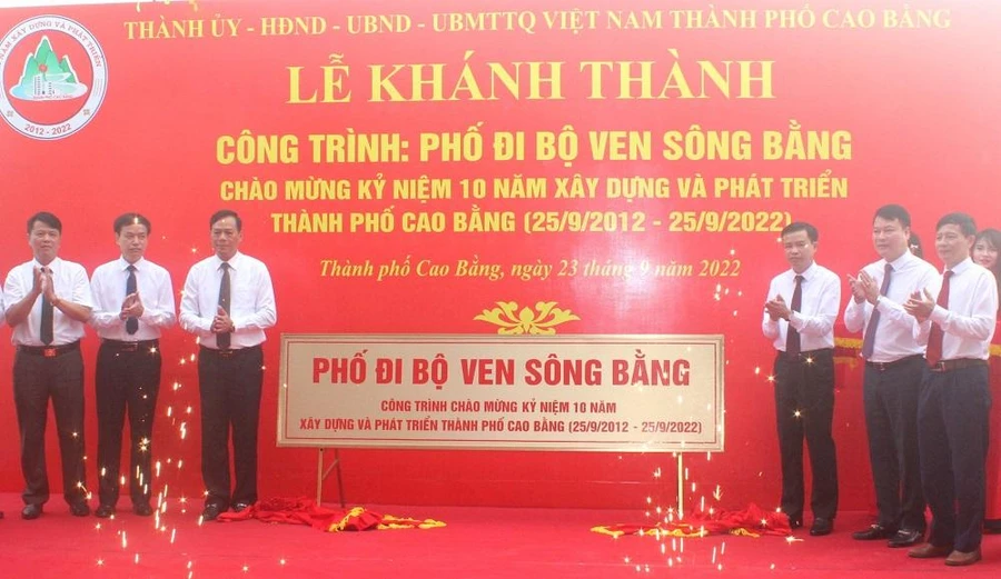 Lễ khánh thành công trình phố đi bộ ven sông Bằng.