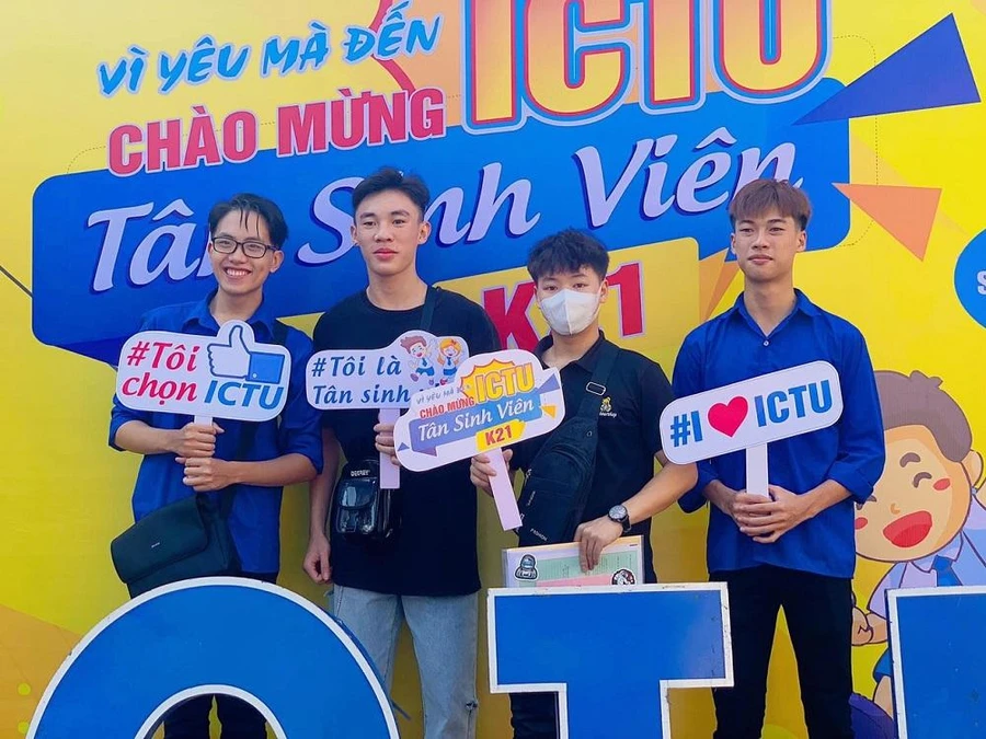 Tân sinh viên phấn khởi nhập học tại Trường Đại học Công nghệ Thông tin và Truyền thông