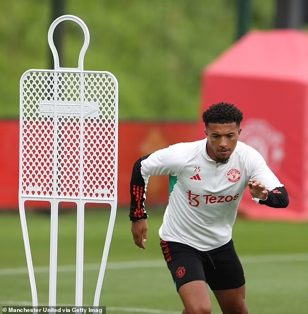 Sancho hiện phải tập luyện một mình tại Man United. Sancho hiện phải tập luyện một mình tại Man United.