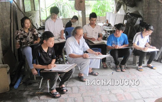 Lớp học vẽ ở làng