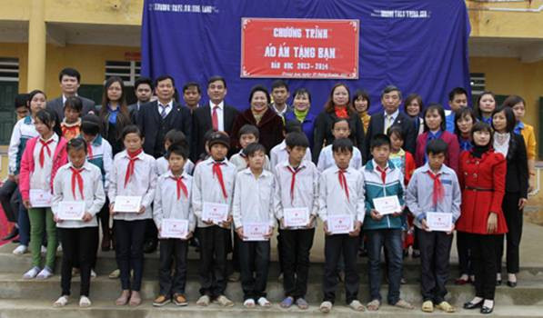 Công đoàn Ngành GD Phú Thọ luôn chăm lo đến đời sống cho cán bộ, giáo viên và các HS có hoàn cảnh khó khăn Công đoàn Ngành GD Phú Thọ luôn chăm lo đến đời sống cho cán bộ, giáo viên và các HS có hoàn cảnh khó khăn