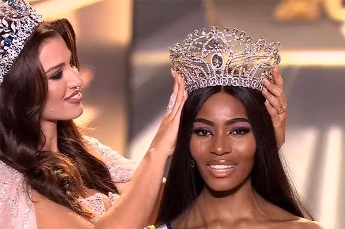 Người đẹp Nam Phi - Lalela Mswane trong giờ phút đăng quang.