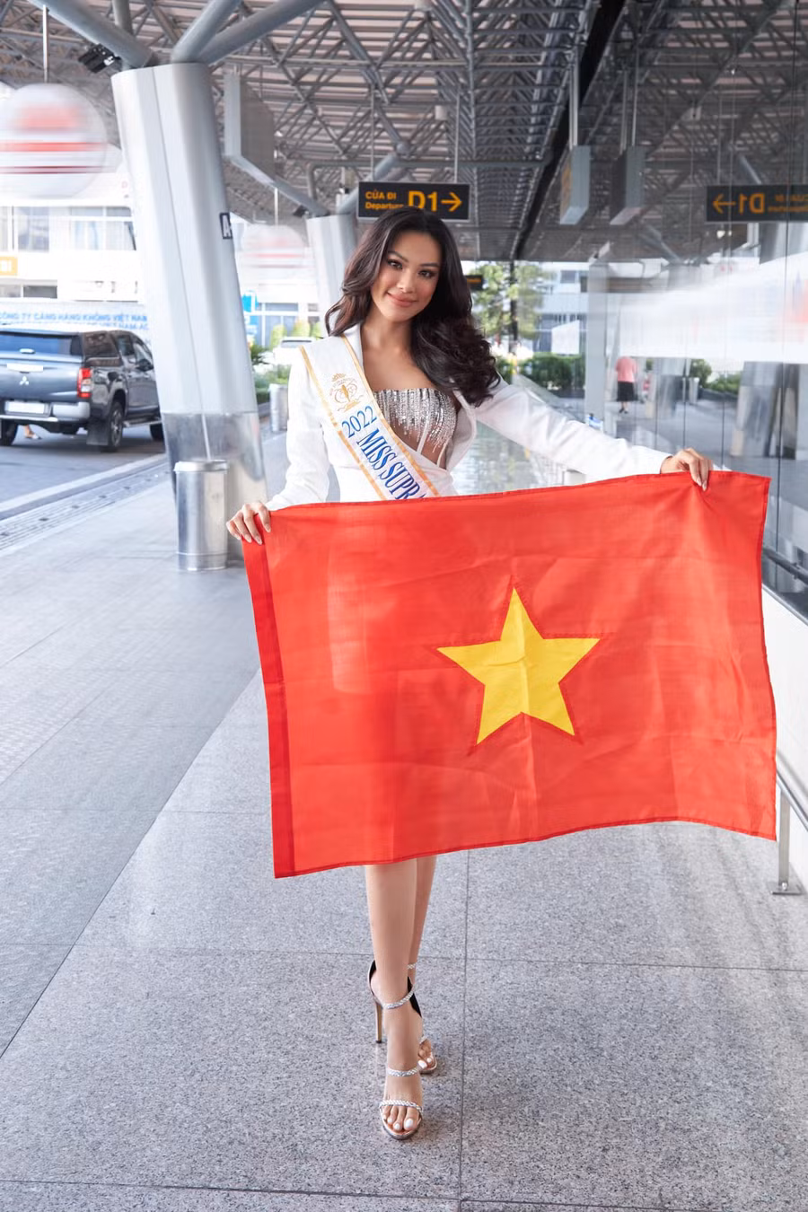 Chiều 27/6, Á hậu Kim Duyên đã chính thức lên đường sang Ba Lan để tham dự Hoa hậu Siêu quốc gia 2022.