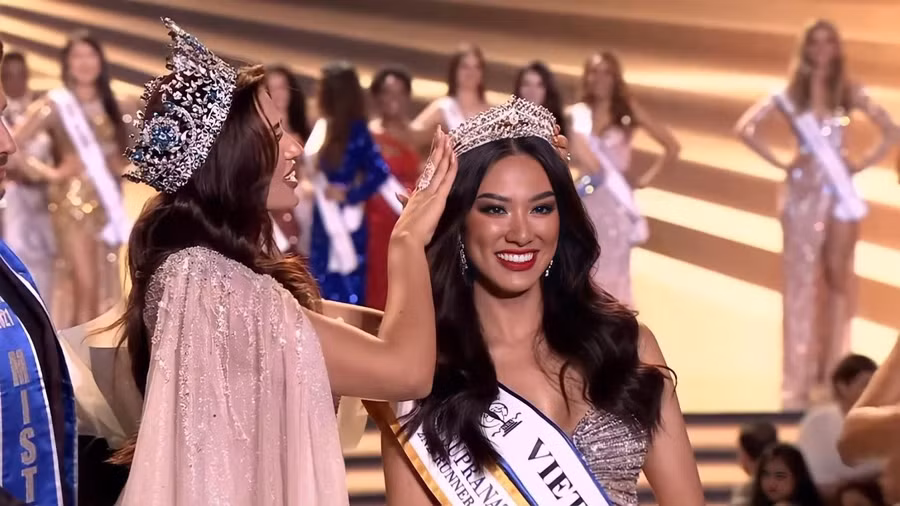 Khoảnh khắc Kim Duyên nhận danh hiệu Á hậu 2 Miss Supranational.