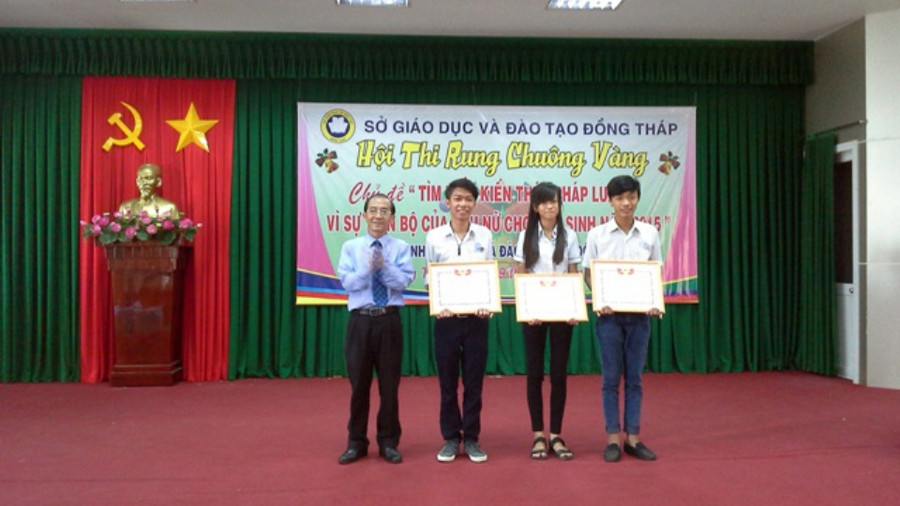 Ban tổ chức trao giải cho các thí sinh. Ảnh: Sở GD&ĐT Đồng Tháp. Ban tổ chức trao giải cho các thí sinh. Ảnh: Sở GD&ĐT Đồng Tháp.