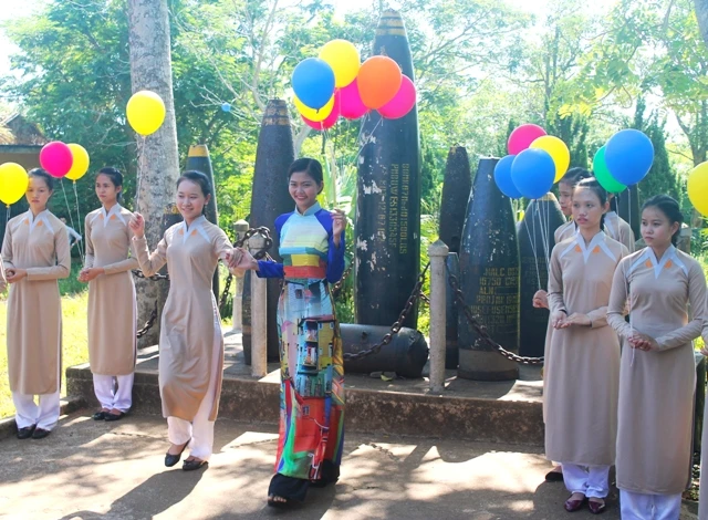 Chương trình trình diễn thời trang ngay trước nhà trưng bày của địa đạo với 20 bộ trang phục áo dài của nhà thiết kế Viết Bảo lấy cảm hứng từ chủ đề của tác phẩm "Thăng hoa".