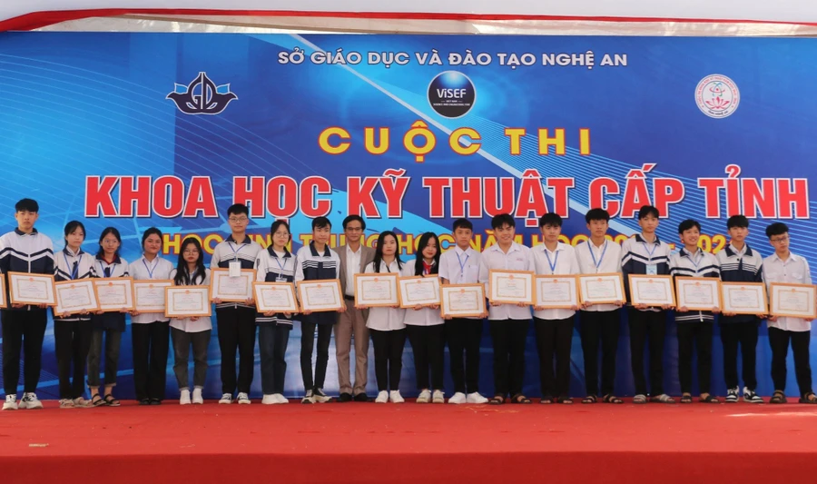 Trao giải cuộc thi Khoa học kỹ thuật cấp tỉnh Nghệ An năm học 2023-2024.