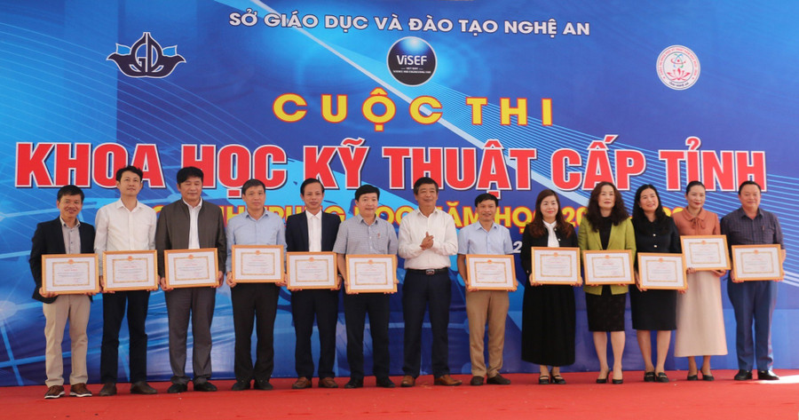 Lãnh đạo Sở GD&amp;ĐT Nghệ An trao giải Nhất cho các tác giả.