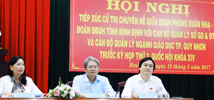 Bộ trưởng Phùng Xuân Nhạ cùng đoàn đại biểu Quốc hội Bình Định tiếp xúc cử tri