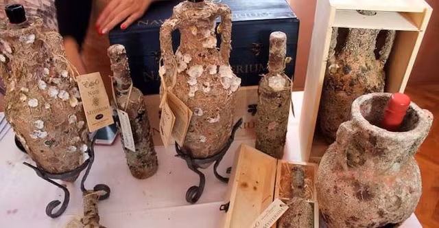 Một chai như thế được bày bán với giá từ 279 bảng Anh (khoảng 7.9 triệu đồng)