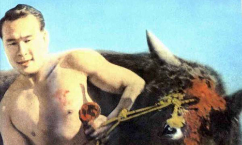 Oyama nổi tiếng với khả năng dùng tay không đấm gãy sừng bò mộng. Ảnh:FightingMaster