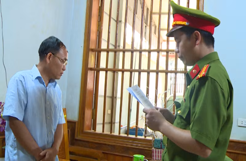 Công an Thanh Hóa đọc lệnh bắt giam đối với Trịnh Hồng Xuân. Ảnh do công an Thanh Hóa cung cấp