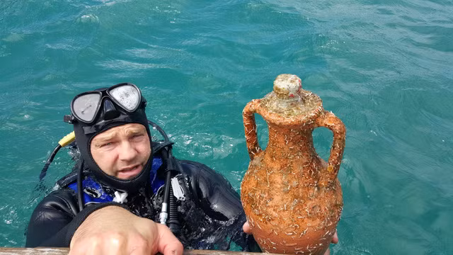 Nhà máy rượu vang đầu tiên trên thế giới đã mở cửa và du khách có thể theo chân thợ lặn chuyên nghiệp khám phá