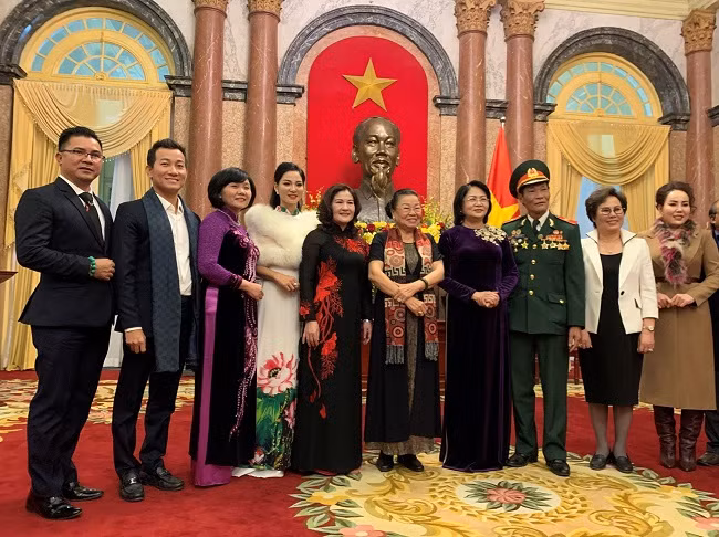 Các đại biểu chụp hình lưu niệm tại Phủ Chủ tịch