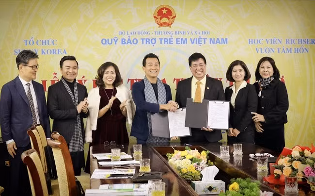 TS. Kỷ lục gia thế giới Trần Quốc Phúc và ông Hoàng Văn Tiến – Giám đốc Quỹ bảo trợ trẻ em Việt Nam ký kết hợp tác chiến lược 2021-2023