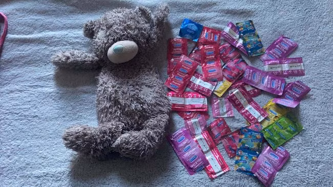 Dọn đồ cũ, mẹ “tá hỏa” thấy thứ giấu trong gối của con