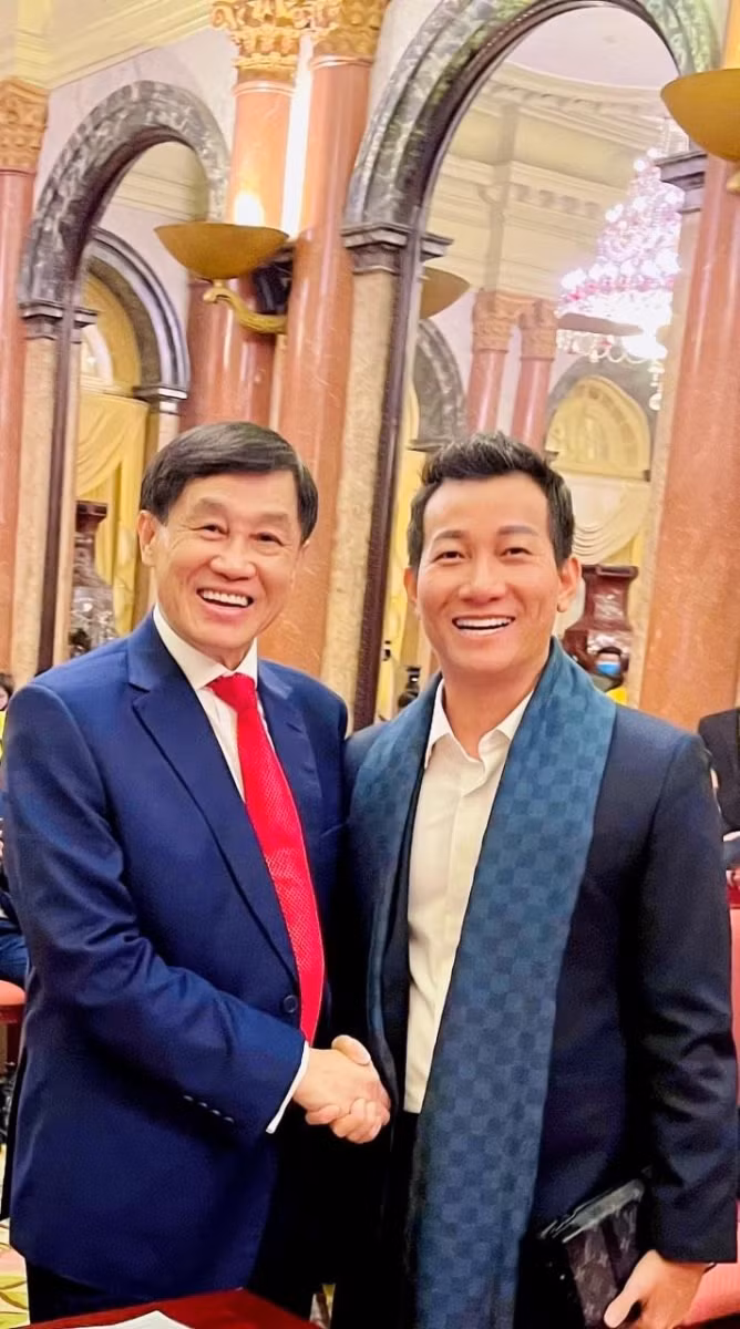 TS. Kỷ lục gia thế giới Trần Quốc Phúc và “Vua hàng hiệu” Johnathan Hạnh Nguyễn cùng các vị đại biểu giao lưu tại Phủ Chủ tịch