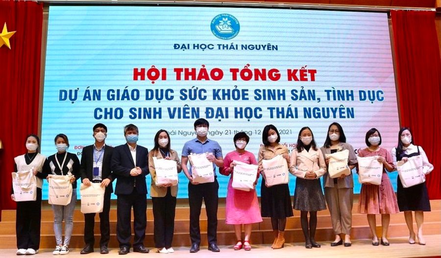 PGS.TS Trần Thanh Vân, Phó giám đốc Đại học Thái Nguyên tặng quà cho đội ngũ giảng viên cốt cán tham gia dự án.