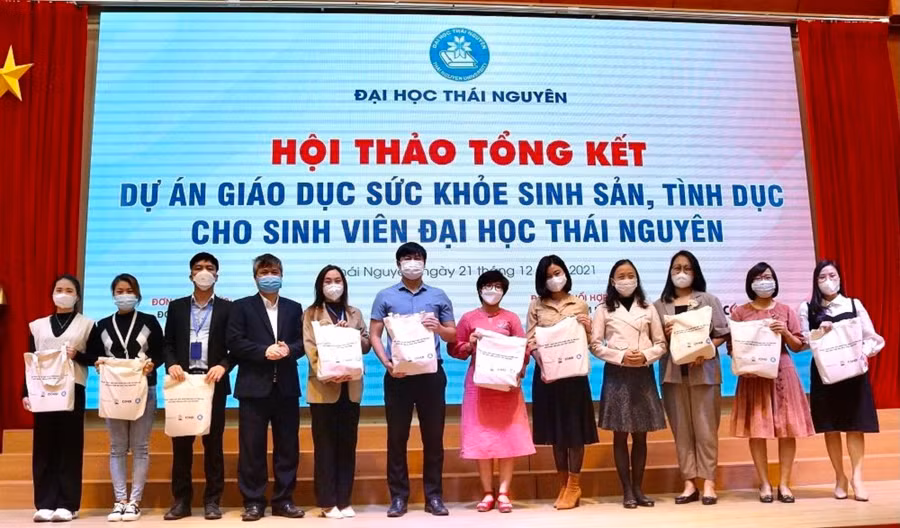 PGS.TS Trần Thanh Vân, Phó giám đốc Đại học Thái Nguyên tặng quà cho đội ngũ giảng viên cốt cán tham gia dự án.