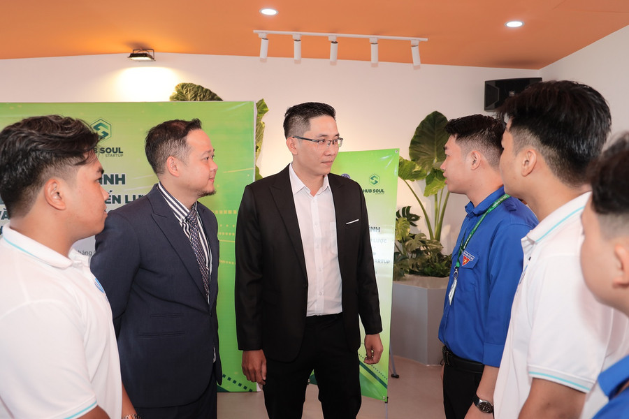Sinh viên giao lưu cùng đại diện Hub Soul Startup.