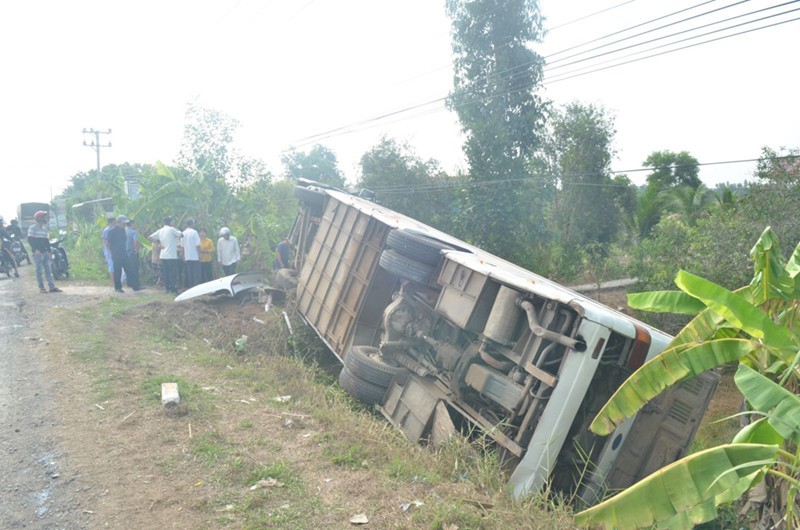  lat xe cho cong nhan o long an khien 10 nguoi bi thuong hinh 1